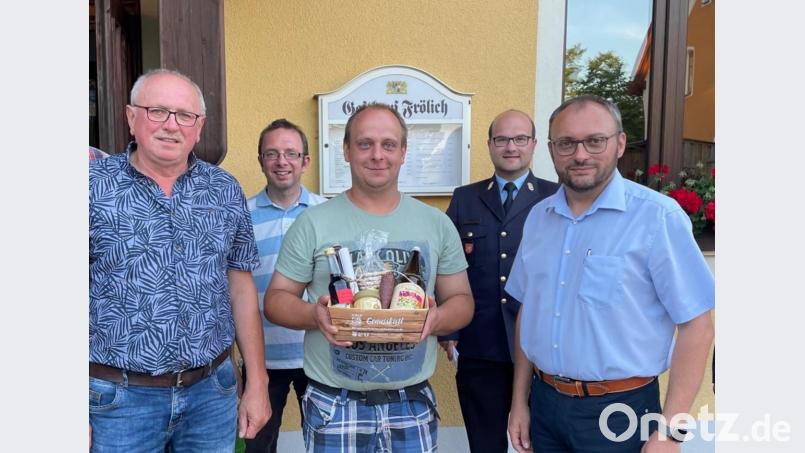 Ewald Zetzl und Feuerwehrbeauftragter Alfred Blöderl verabschieden Andreas Neuber gemeinsam mit Marco Saller und Markus Bauriedl (von links). Bild: fjo
