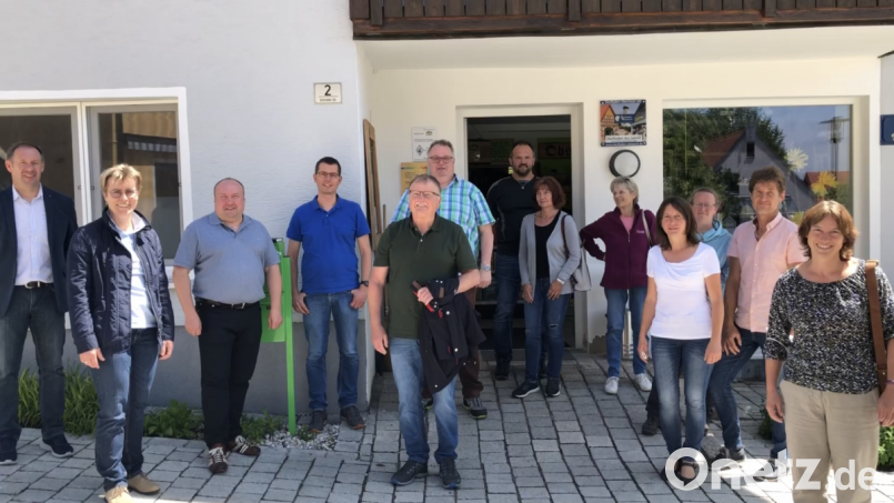 In Krummennaab soll ein Dorfladen entstehen. Dazu besuchte eine Delegation kürzlich unter anderem den Dorfladen in Gleiritsch (Kreis Schwandorf). Im Bild: (von links) Gleiritschs Bürgermeister Josef Pretzl, Krummennaabs Bürgermeisterin Marion Höchtund, Dorfladen-Geschäftsführer Anton Brand, Johannes Grünbauer, Zweiter Bürgermeister Herbert Mattes, Wolfgang Bauer, Familie Rupprecht, Conny Grünbauer, Doris Götzl sowie Gabi Sieder. Bild: ner