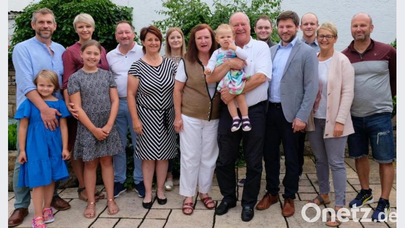 So lieben sie ihn, den Ehemann, Vater und Opa: Alwin Werner mit Enkelin Vida auf dem Arm inmitten seiner großen Familie. Zu den Gratulanten gehört auch Bürgermeister Peter Neumeier (neben dem Jubilar rechts) Bild: mab