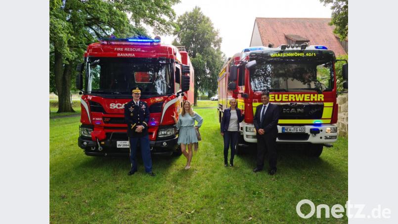 Colonel Christopher Danbeck (links) und Bürgermeister Edgar Knobloch (rechts) mit ihren Ehefrauen Kristen (Zweiter von links) und Gabriele (rechhts daneben), die Namenspatinnen für die Feuerwehrfahrzeuge sind. Bild: sne
