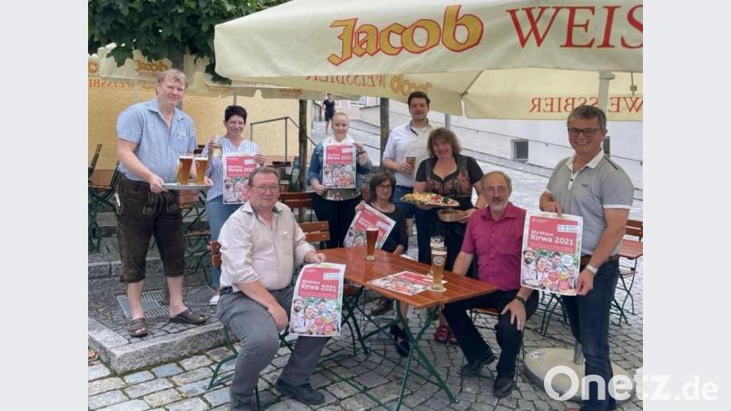 Bürgermeister Martin Birner (rechts), Stellvertreterin Margit Reichl (Zweite von links) und Rathaus-Mitarbeiterin Ulrike Meixner (Vierte von links) freuen sich zusammen mit den Gastronomen (von links) Tom Eckl (Südtiroler Stube), Franz Gruber (Jägerhof), Ingrid Seebauer (Cafe Bistro Auszeit), Stefan Grimm (Schlossgaststätte Kröblitz), Heike Eckl (ebenfalls Südtiroler Stube) und Alfons Greiner (Panorama-Hotel Gütenland) auf die erste Wirtshaus-Kirwa. Bild: Elisabeth Irlbacher