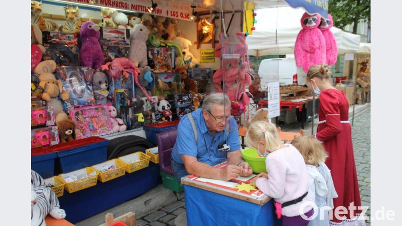 Der Losstand von Klaus Reinhart war bei den Kindern begehrt, war doch fast jedes Los ein Treffer. Bild: frd