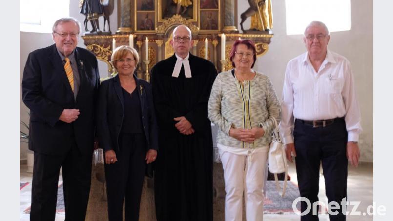 Die vier Jubilare mit Pfarrer Thomas Schertel in der Marktkirche in Kastl. Bild: no