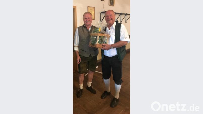 Rudi Pösl (links) gratulierte Alwin Werner im Namen des Skiclubs. Bild: mab