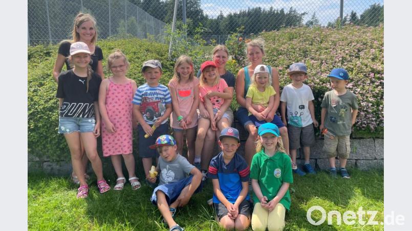 Sandra Stelzl, Conny Kreuzer und Franziska Hess (hinten von links) kümmern sich ehrenamtlich um die mittlerweile vierte Kinder- und Jugendgruppe des Obst- und Gartenbauvereins. Bild: mez