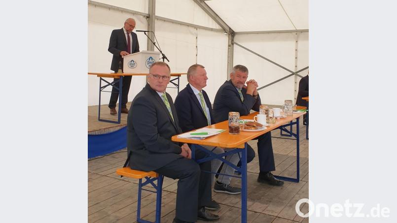 Der Vorstand der Domspitzmilch-Genossenschaft (von links): Georg Pollinger, Franz-Xaver Eichenseer und Josef Bauer. Am Rednerpult sprach Vorstandsvorsitzender Markus Götz. (Bild: Bayernland) Bild: Bayernland
