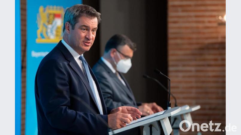 Markus Söder (CSU), Ministerpräsident von Bayern, und Florian Herrmann (CSU), Leiter der bayerischen Staatskanzlei, nehmen nach einer Kabinettssitzung an einer Pressekonferenz teil. Zu den Themen zählt unter anderem die aktuelle Lage in der Corona-Krise. Bild: Sven Hoppe