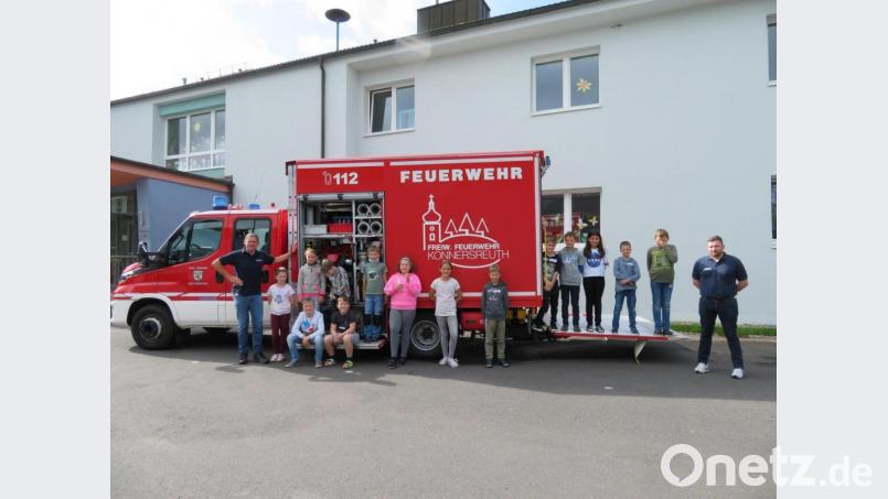 Nicht fehlen durfte ein Erinnerungsfoto beim Fahrzeug. Bild: Grundschule Konnersreuth/exb