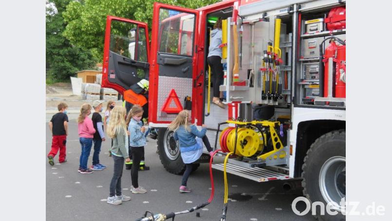 Die Konnersreuther Grundschüler nutzten im Zuge der Brandschutzerziehung ausgiebig die Möglichkeit, das große Löschfahrzeug der örtlichen Feuerwehr ausgiebig zu inspizieren. Bild: Grundschule Konnersreuth/exb
