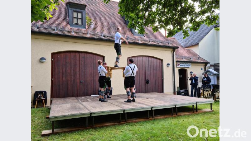 Die Schwarzenbacher Schenkelzinterer demonstrieren, was feiern in Bayern heißt. Bild: sne