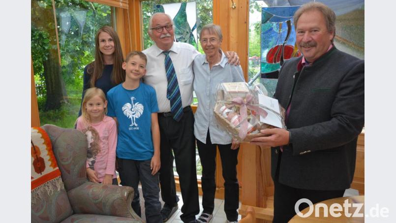 Christine und Reinhard Etzold (Mitte) feierten jetzt ihre Goldene Hochzeit. Es gratulierte neben Tochter Sabine und den Enkeln Rebecca und Maximilian auch Zweiter Bürgermeister Johann Brandl (rechts). Bild: jr