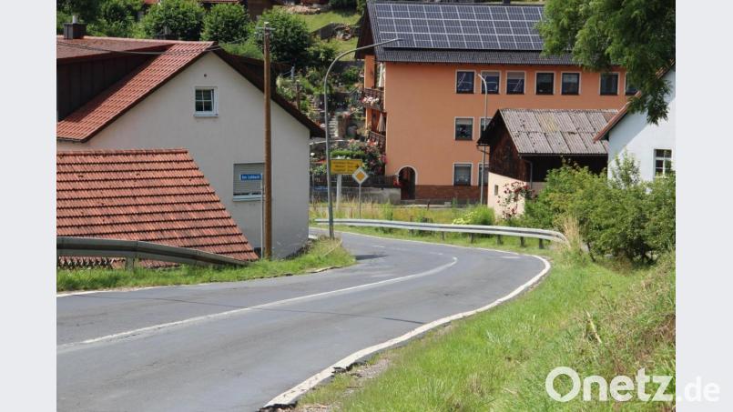 Durch diese hohle Gasse muss er kommen - der Verkehr. Die berüchtigte Engstelle der Staatsstraße 2399 in Wutschdorf. Bild: upl
