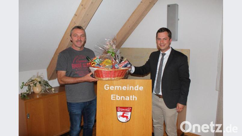 Bürgermeister Wolfgang Söllner bedankte sich Feuerwehrkommandant Gerhard Horn (links) für dessen großes ehrenamtliches Engagement. Bild: soj