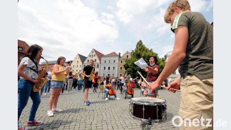 Bei einem Flashmob auf dem Marktplatz haben Max-Reger-Schüler der Pandemie am Dienstag ordentlich den Marsch geblasen. Bild: Stephan Huber