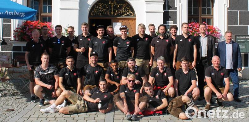 Zu einem Empfang hatte der Markt Hohenburg das Team der TuS Mannschaft nach dem Aufstieg in die Kreisklasse ins Rathaus eingeladen. Bild: bö