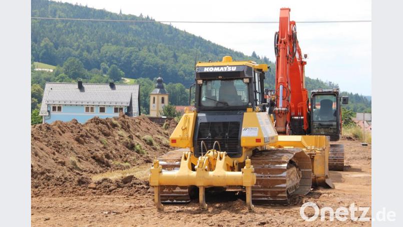 Der Turm der Pfarrkirche St. Martin Wutschdorf ragt zwischen den Baumaschinen hervor. Ab Donnerstag ist die Staatsstraße hier komplett gesperrt. Bild: upl