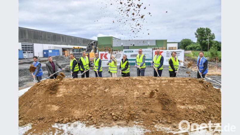 Die Gesellschafter der Firma Netzsch und ihre Gäste beim schwungvollen Spatenstich für das neue Logistikzentrum in Selb (von links): Geschäftsführer Moritz Netzsch, Projektleiter Günter Siegl von der Firma Kassecker, CSU-Bundestagsabgeordneter Hans-Peter Friedrich, Christian Netzsch, Felix Schaefer, Sabine Schaefer, Claudia Netzsch, Oberbürgermeister Ulrich Pötzsch, Geschäftsbereichsleiter Ingo Rädisch, Geschäftsführer Paul Netzsch und Geschäftsführer Jens Niessner. Bild: Florian Miedl