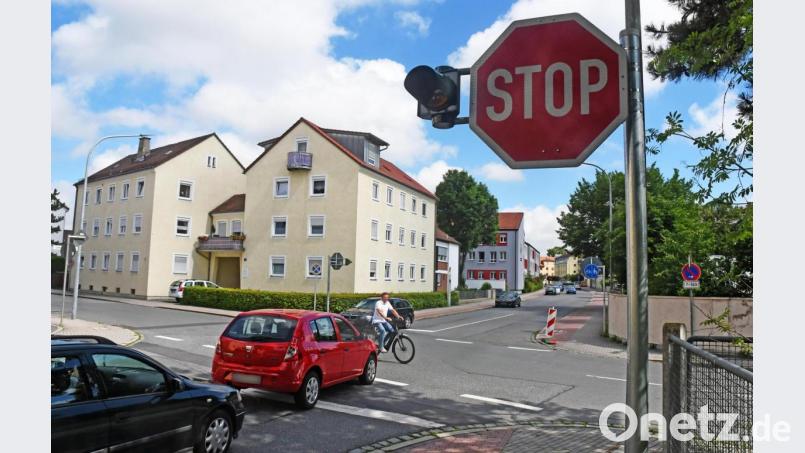 Hier an der Ecke Leimberger Straße/Am Alten Dorf kracht es immer wieder: Nun soll eine Ampel her. Doch die kostet. Ob sich die Stadt das leisten kann, bleibt offen. Bild: Gabi Schönberger