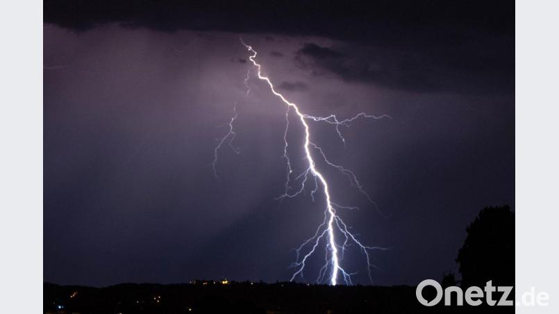 Die Menschen in Bayern müssen sich am Dienstag auf kräftige Gewitter einstellen. Symbolbild: Robert Michael/dpa