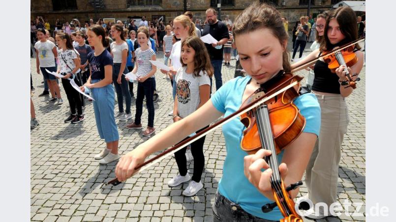 Bei dem spontanen Konzert am Marktplatz zeigte sich auch die Vielfalt der Instrumente, die am Max-Reger-Gymnasium im Einsatz sind. Bild: Stephan Huber