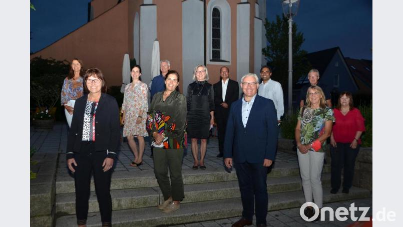 Thomas Ebnet (vorne) führt auch nach 13 Jahren den Verein &quot;Hoffnung für Menschen&quot; weiterhin an der Spitze an. Theresia Rewitzer (vorne, links) und Angelika Taube (Zweite von rechts) unterstützen ihn als Stellvertreterinnen. Bild: dob