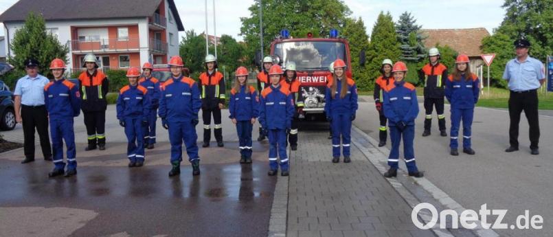 Die Prüflinge des Wissenstestes bei der Feuerwehr Winklarn mit ihren Ausbildern Uwe Groß (rechts) und Thomas Ettl (links) Bild: amö