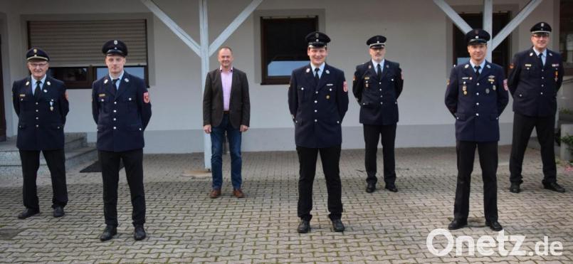 Es gibt neue Feuerwehrkommandanten in Ebermannsdorf (von links): KBI Hubert Blödt, der neue 1. Kommandant Christian Gresser, Bürgermeister Erich Meidinger, Philipp Lasser, Mathias Storch, Thomas Pirzer und der scheidende Kommandant Roland Kolbeck. Bild: bö