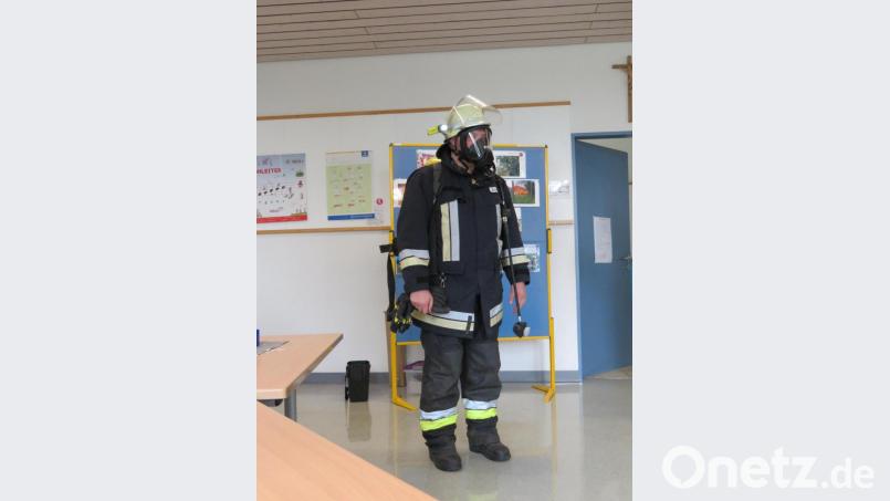 Vorgeführt wurde den Schülern auch die Ausrüstung mit Atemschutz. Bild: Grundschule Konnersreuth/exb