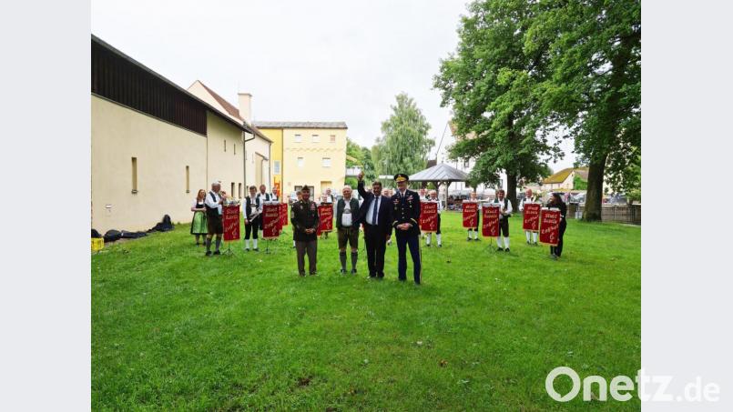 Daumen hoch für die deutsch-amerikanische Freundschaft: Command Sergeant Major Sebastian Camacho, Dirigent Werner Schreml, Bürgermeister Edgar Knobloch und Colonel Christopher Danbeck (von links) nach der Premiere des Marsches &quot;Durch alle Zeiten - Through all times&quot;, gespielt von der Musikkapelle Dießfurt. Bild: sne