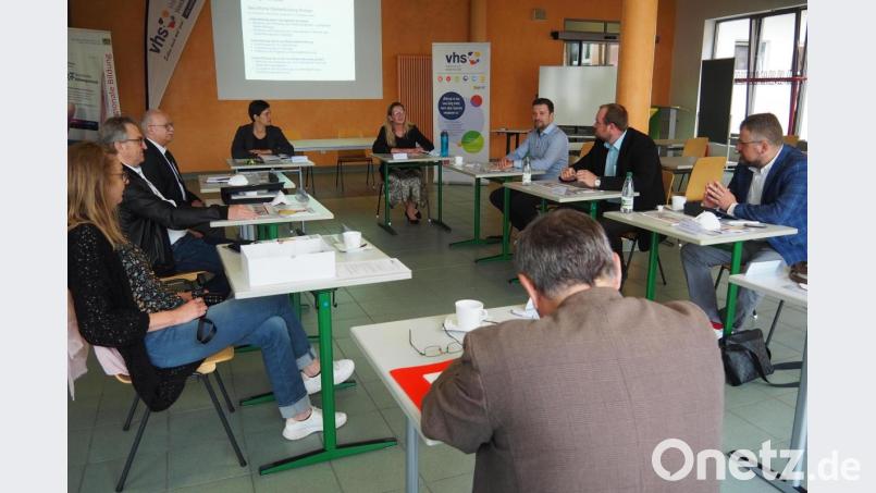 VHS Weiden-Neustadt, Arbeitsagentur Weiden und die kommunalen Wirtschaftsförderer wollen zukünftig in Sachen Weiterbildung enger zusammenarbeiten Bild: Bühner