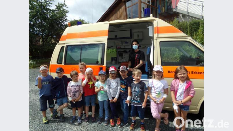 Die Vorschulkinder des Kindergartens St. Elisabeth erkundeten nach dem „Trau-Dich-Kurs“ noch einen Krankenwagen. Mit diesem war Erzieherin Tanja Heider (im Krankenwagen) an beiden Kurstagen zur Arbeit gefahren. Bild: fks
