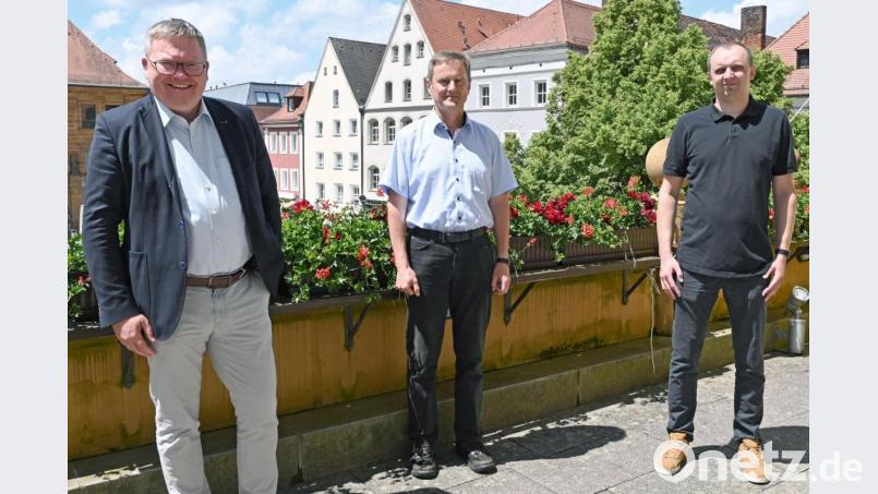 Oberbürgermeister Michael Cerny (links) und Bernhard Mitko (Leiter der Führungsgruppe Katastrophenschutz) bedanken sich bei Katastrophenschützer Andreas Pfauntsch (rechts) stellvertretend für alle Helfer. Bild: Susanne Schwab, Stadt Amberg