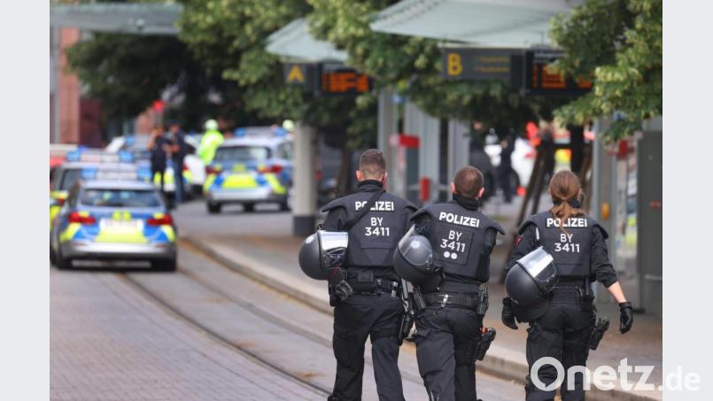 Polizisten in Würzburg nach der tödlichen Messerattacke. Bild: Karl-Josef Hildenbrand/dpa