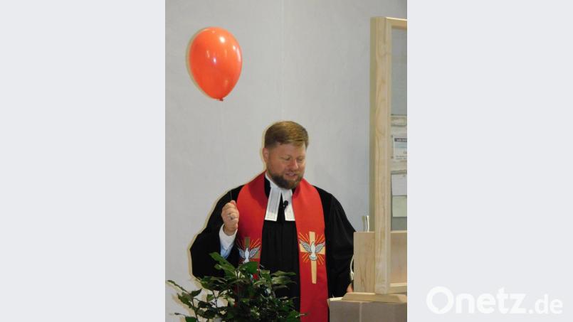 Je einen roten Luftballon hatte Pfarrer Hannes Kühn für die Konfirmanden mitgebracht. Bild: hai