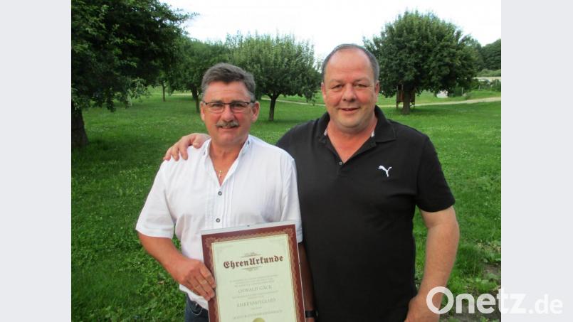 Vorsitzende Markus Hiltel (rechts) überreichte Oswald Gäck die Ernennungsurkunde zum Ehrenmitglied. Bild: Georg Müllner