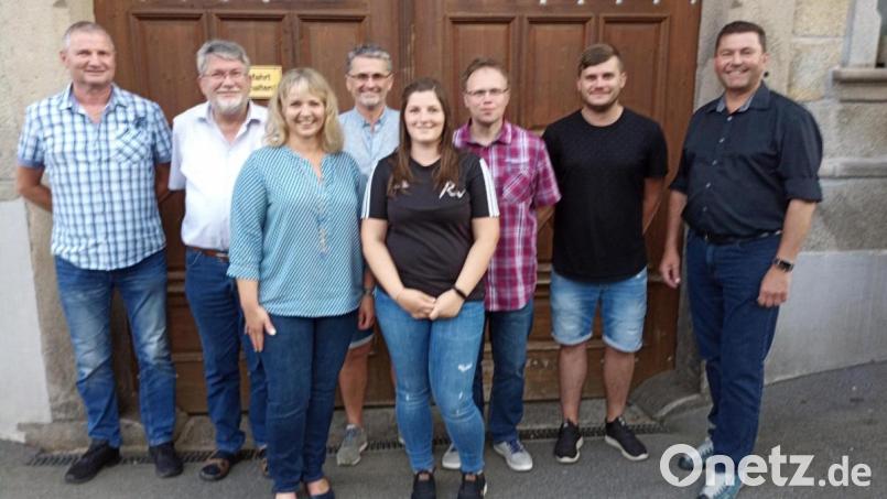 Martina Lorenz (vorne links) wurde als Vorsitzende des Sportkegelclubs Rot-Weiß Pleystein bestätigt, ebenso wie Hans-Jürgen Schneider (links) als zweiter Vorsitzender. Reiner Butz (Zweiter von links) ist Schriftführer, Bild: bey