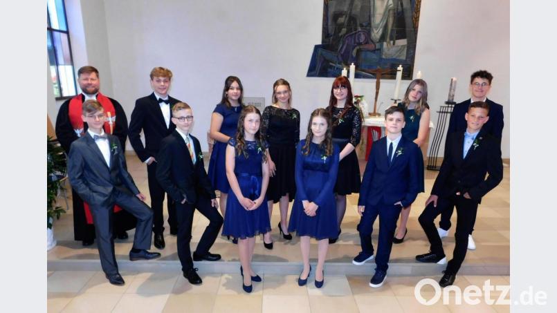 „Haltet am Glauben fest wie an einem Luftballon“, gab Pfarrer Hannes Kühn (hinten links) den Konfirmanden Lion Böhmer, Jonas Bernhardt, Lars Küffner, Natalia Shevchenko, Kimberly Wagner, Zoe Kümmerl, Ashley Wagner, Lucia Döring, Adrian Groh, Lilli Vogel, Tim Sorger und Felix Schäffner (von links) mit auf den Weg. Bild: hai