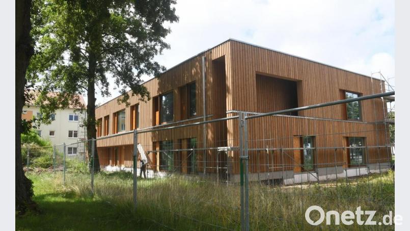 Ein Traum in Holz: das neue Kinderhaus Kreuz Christi am Stockerhutpark. Die zusätzliche Kinderkrippen-Gruppe kann wohl erst im November eröffnet werden. Derzeit wird bereits das Gerüst abgebaut. Bild: Gabi Schönberger