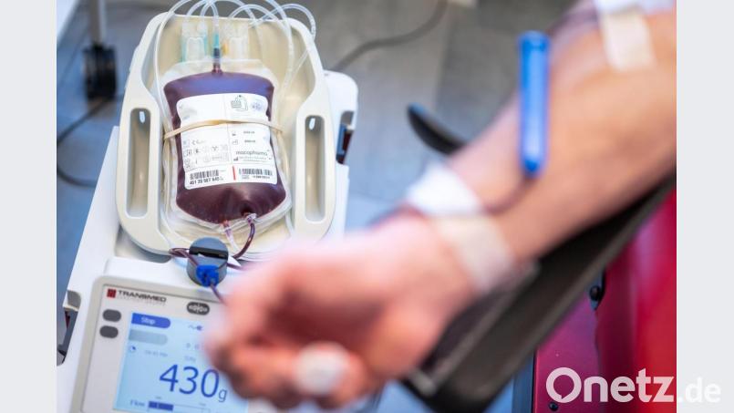 Eine Blutkonserve wird während einer Spende gefüllt. Derzeit gibt es in Bayern zu wenige Blutspenden, was zu einem Mangel an Blutkonserven in den Krankenhäusern führt. Bild: Marius Becker/dpa