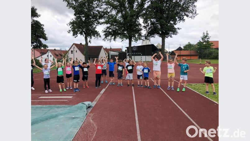 Die Schüler der Altenstädter Grundschule beteiligen sich an dem Laufprojekt „Lauf dich fit!“ des Bayerischen Leichtathletik-Verbands. Bild: sm