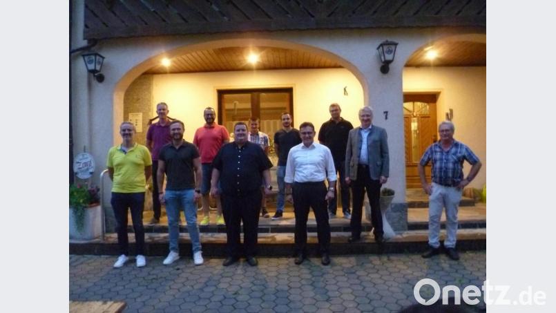 An der Spitze der CSU in Kulmain steht jetzt Georg Redl (Fünfter von links). Stellvertretender CSU-Kreisvorsitzender Johannes Reger (Zweiter von rechts) dankte ebenfalls (von links) Stefan König, Ludwig Birkner, Alexander Sollfrank, Martin Nickl, Marcel Braunreuther, Klaus Lautenbacher, Dietmar Scherer, Tobias Schroll und Josef Scherm für die Bereitschaft, im Ortsverband mitzuarbeiten. Bild: sat