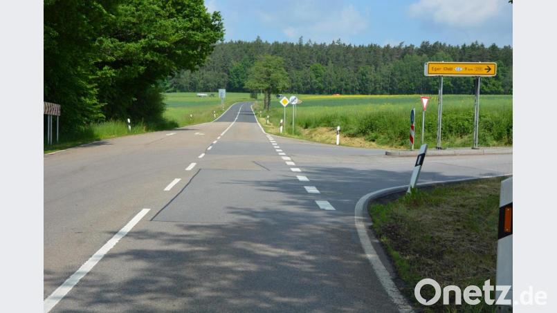 Der Grenzübergang ist vom 5. bis 30. Juli komplett gesperrt, weil auf der Bundesstraße von der Einmündung in die Staatsstrße 2178 (Bild) bis kurz vor der Grenze Straßenbauarbeiten erforderlich sind. Bild: jr