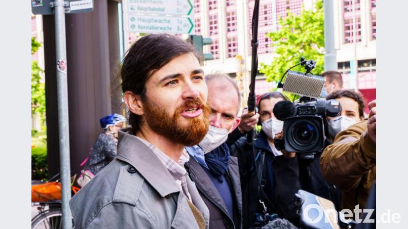 Der Angeklagte Franco A. spricht vor Beginn des Strafprozesses in Frankfurt vor dem Gerichtsgebäude mit Journalisten. Archivbild: Andreas Arnold