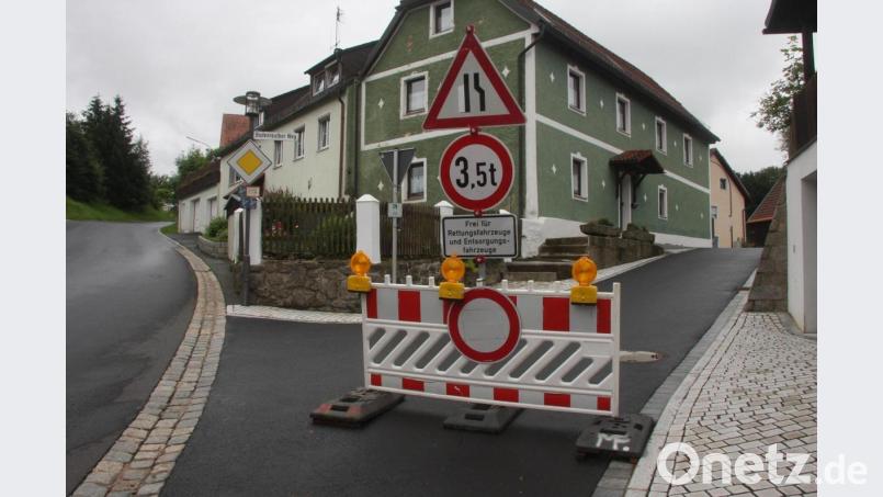 Der Bodenreuther Weg darf aktuell nur von Rettungs- und Entsorgungsfahrzeugen befahren werden. Die dort erforderlichen Reparaturmaßnahmen sind eine Folge der starken Regenfälle in den vergangenen Wochen. Bild: wro
