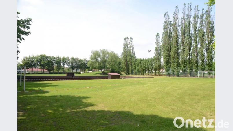 Der Isek-Bereich umfasst hauptsächlich das unbebaute Areal in der Ortsmitte zwischen Bahnhof und Sportarena. Dort könnte auch das Mehrgenerationenhaus entstehen Bild: ak