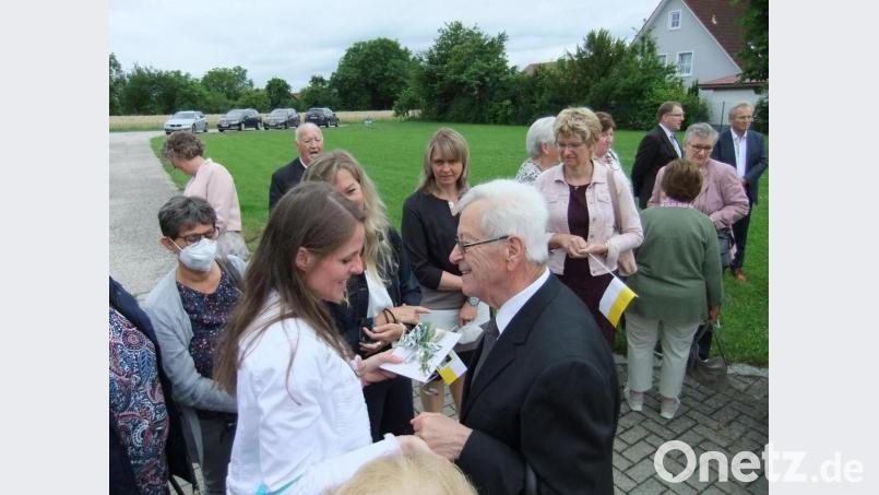 Chorleiterin Karin Hottner (links) gratulierte im Namen des Kirchenchors dem Ruhestandsgeistlichen Josef Beer (rechts) mit einem Geschenk zum goldenen Priesterjubiläum. Bild: gm