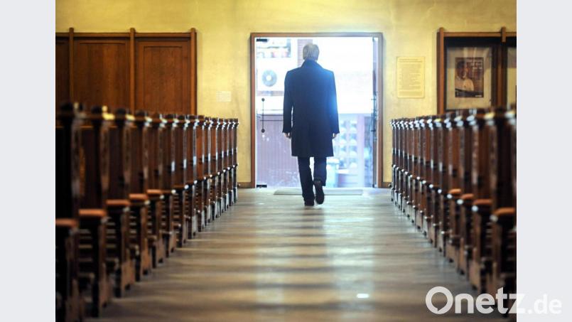Kirchenaustritte leicht rückläufig: Ein Mann verlässt ein Gotteshaus. Bild: Symbolbild: Ingo Wagner/dpa