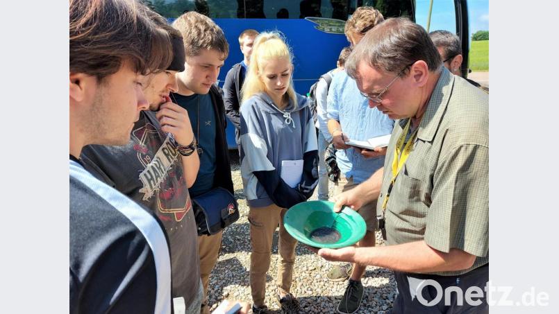 Bevor die Studierenden selbst Hand anlegten, wurden sie von Dr. Gerhard Lehrberger (rechts) in die Kunst des Goldwaschens eingewiesen. Bild: lg