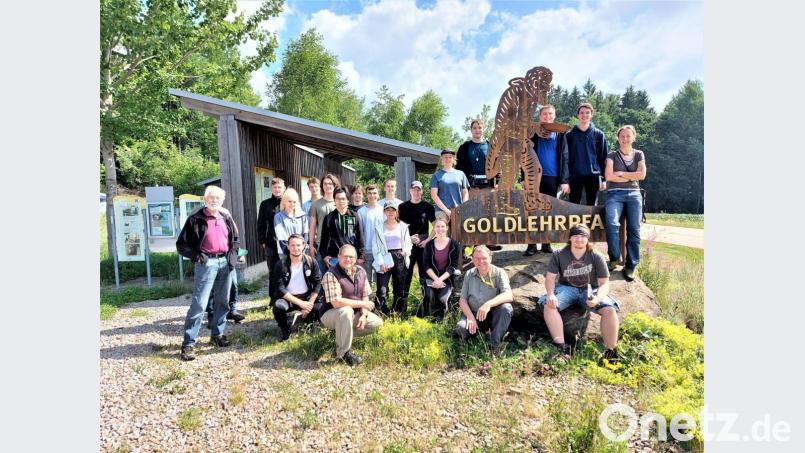 18 Studierende der TU München machten mit Dr. Gerhard Lehrberger (vorne, Zweiter von rechts) und Dr. Dorothea Frieling (rechts) auch im Goldgebiet der Langau Station. Zweiter Bürgermeister Egbert Völkl (vorne, Mitte) hieß die Gäste willkommen. Bild: lg