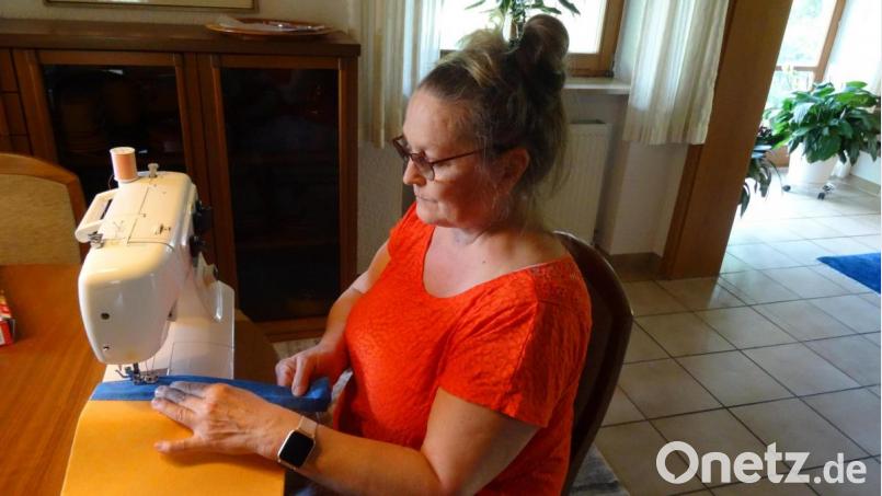 Galina Schorich steppt ein Stück des blauen Firmaments auf die Unterlage. Bild: hka